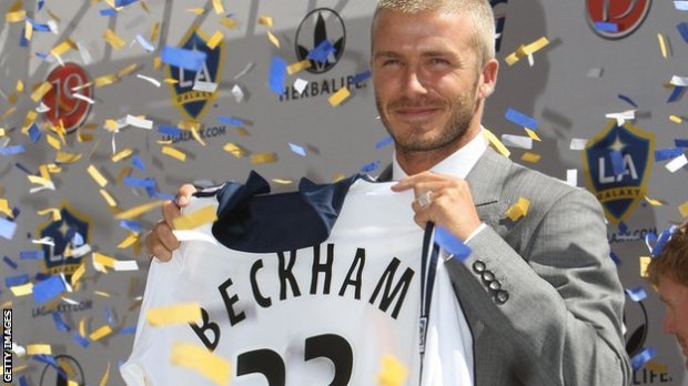 David Beckham posa con la camiseta de Los Angeles Galaxy el día de su presentación. / Foto: HC People