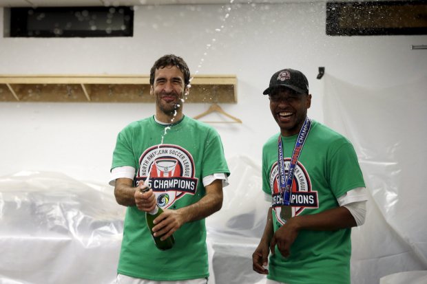 Raúl González y Marcos Senna celebran el título de la Championship logrado en el Cosmos. / Foto: REUTERS/Brendan