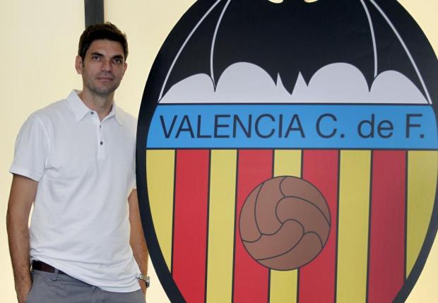 Pellegrino posa con el escudo del Valencia CF. / Foto: Marca