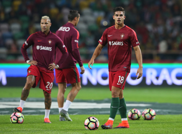 André Silva junto a Quaresma en el calentamiento del Islas Feroe-Portugal. / Foto: Gualter Fatia (Gettyimages)