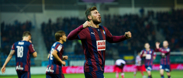 Sergi Enrich celebra su gol ante el Granada CF. / Foto: Jose Manuel Serrano Arce (Gettyimages)